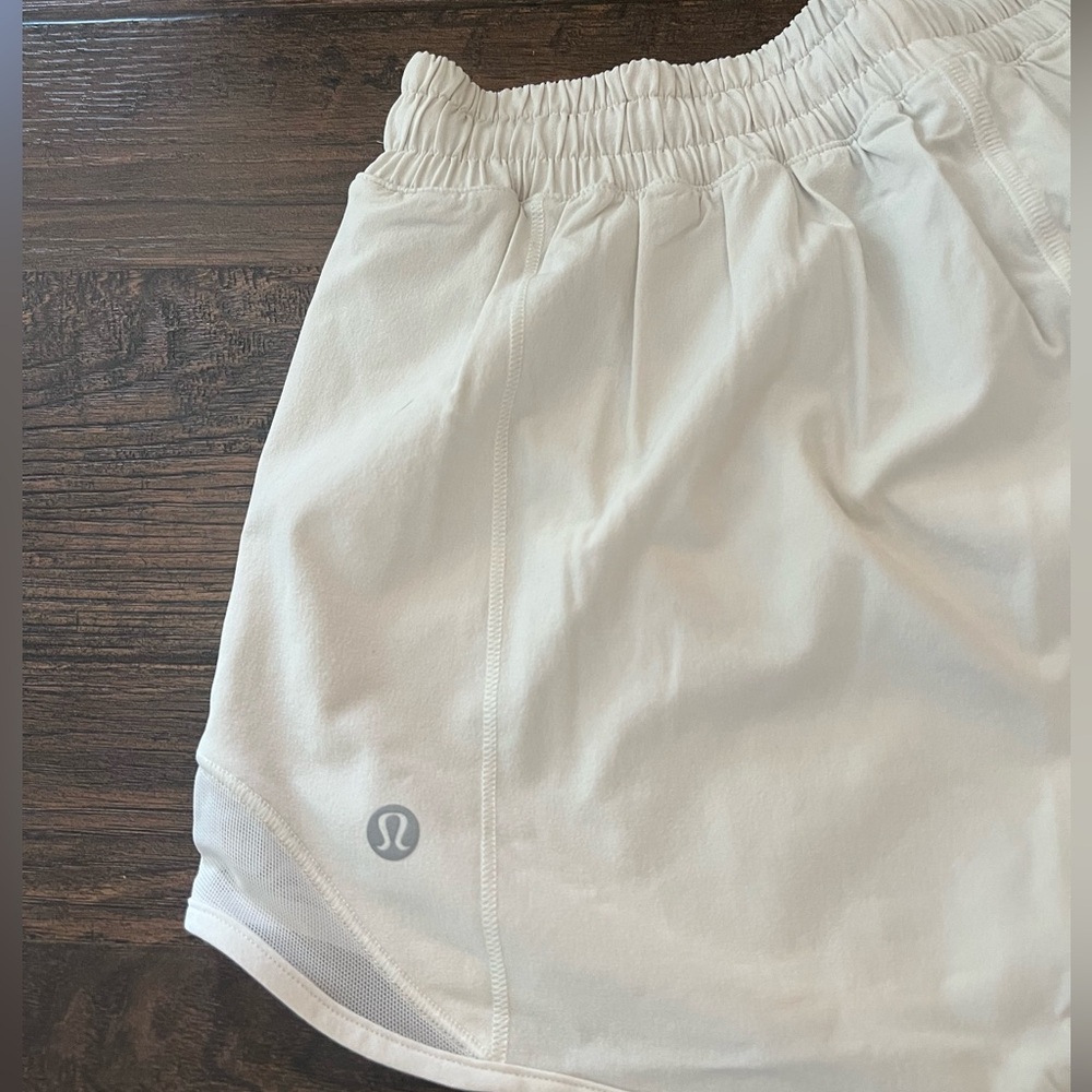 Lululemon Hotty Hot Shorts Size 6 Low Rise 2.5 Bone